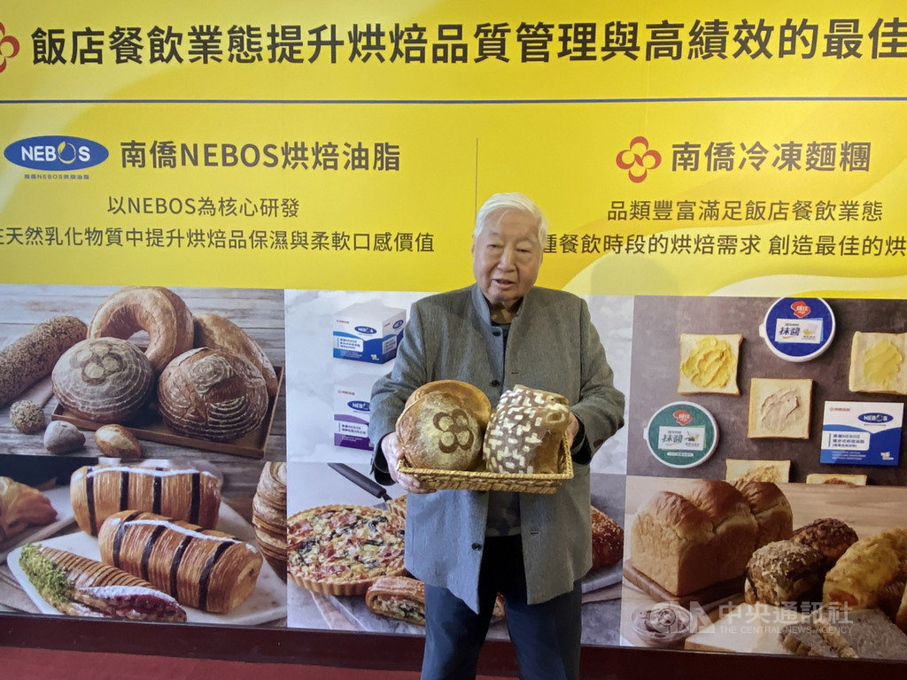 南僑冷凍麵糰除了已進駐全聯、頂好、85度C外,也打入各大星級飯店,未來將瞄準海外市場。圖為南僑集團會長陳飛龍。中央社記者韓婷婷攝 108年12月11日
