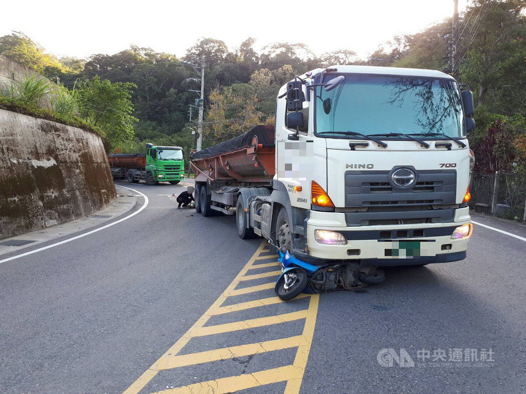 36歲林姓男子11日駕駛砂石車行經桃園市大溪區台7線百吉隧道口路段時,與一輛普通重型機車發生碰撞,機車遭卡在砂石車頭下,機車騎士送醫急救仍不治。(翻攝照片)中央社記者吳睿騏桃園傳真 108年12月11日
