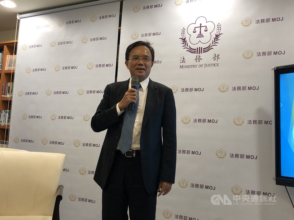 法務部次長蔡碧仲11日指出,坊間很多人自稱是律師,並在法院進出,未來使用新的律師查詢系統,民眾可隨時查驗律師身分真偽。中央社記者劉世怡攝 108年12月11日