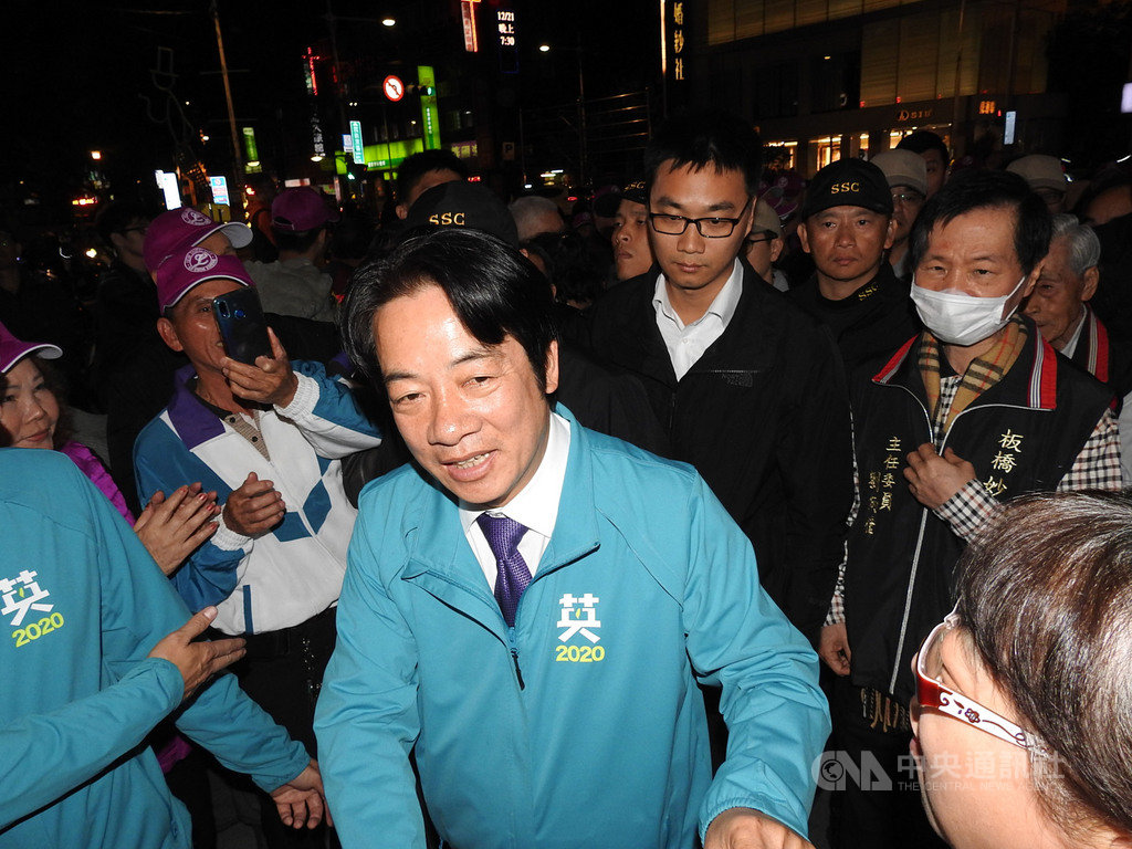 民進黨副總統參選人賴清德(前)11日到新北市板橋妙雲宮參香,受到支持群眾熱烈歡迎,展現高人氣。中央社記者王鴻國攝 108年12月11日