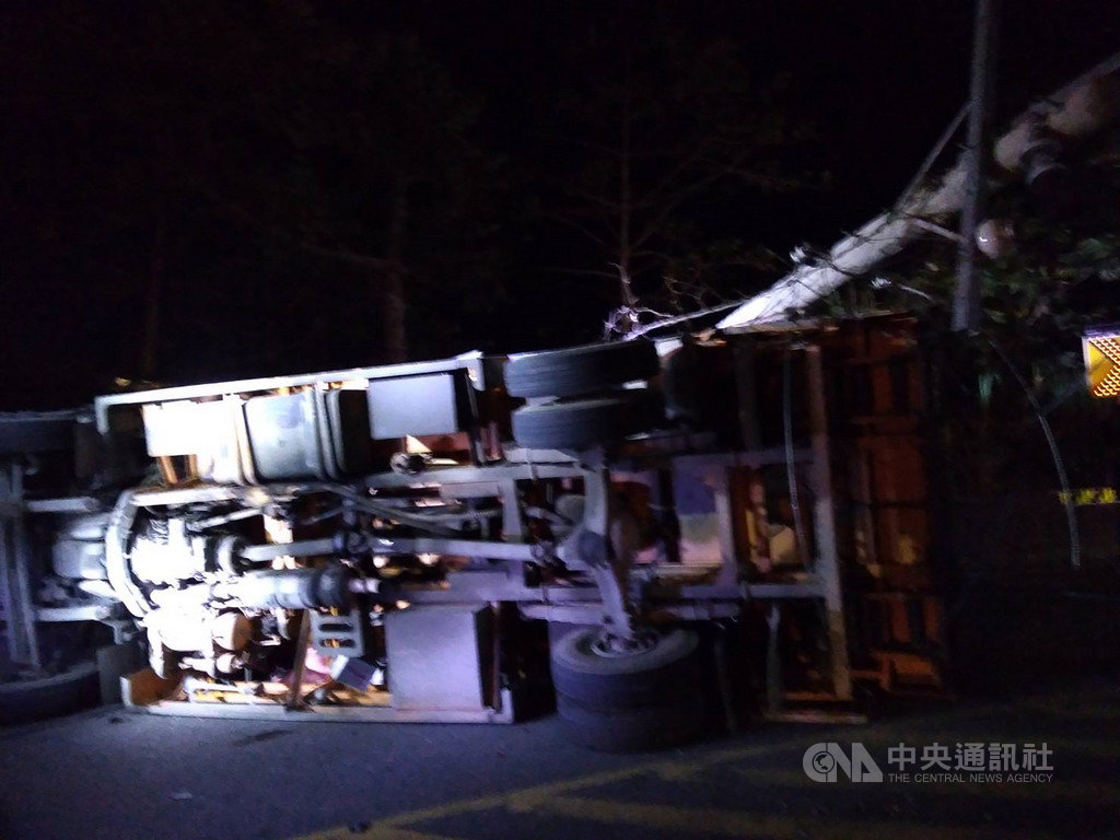 嘉義縣消防局指揮中心是11日晚間獲報,在台18線阿里山公路38公里處(觸口至公田段)發生車禍,人員到場發現一輛大貨車翻覆,事故原因仍有待釐清。(嘉義縣消防局提供)中央社記者蔡智明傳真 108年12月11日
