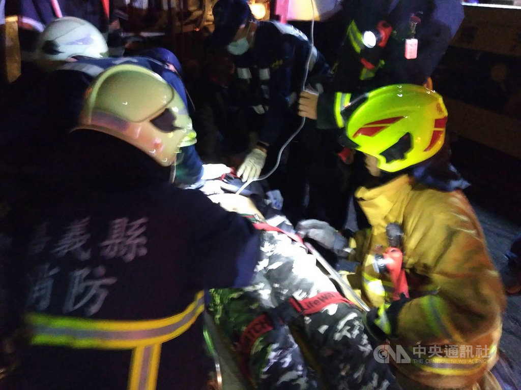 台18線阿里山公路11日晚間發生大貨車翻覆意外,有人受困車內,消防人員獲報到場將人救出時,男子已無生命跡象,緊急送醫搶救仍宣告不治,另1名男子雖脫困,但仍受傷送醫。(嘉義縣消防局提供)中央社記者蔡智明傳真 108年12月11日