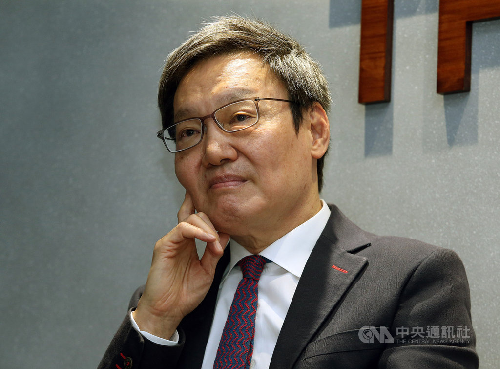 前國安會秘書長蘇起11日在新書媒體茶敘中表示,美中衝突未來會繼續下去,但國與國間並不存在完全敵對與完全友好的關係,中間勢必有很多灰色地帶,美國也在遊走,因此台灣不應100%靠到一邊。中央社記者郭日曉攝 108年12月11日