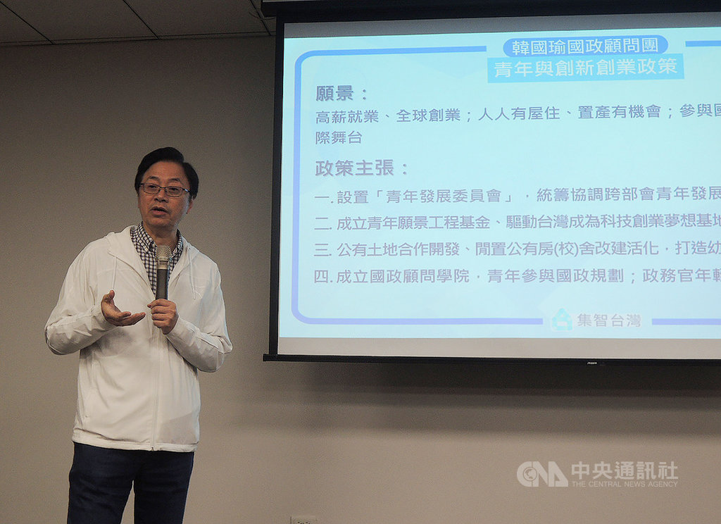 國民黨副總統參選人張善政11日走訪台中市,晚上到西屯區的一處商業大樓出席「張善政與青年有約」座談會,暢談青年政策的願景與作法。中央社記者郝雪卿攝 108年12月11日