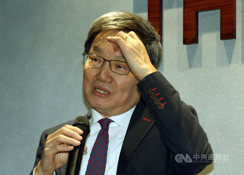 前國安會秘書長蘇起11日下午在台北舉辦「台灣的三角習題:從美中台到紅藍綠,台灣前途的再思考」新書媒體茶敘時指出,台灣「必須在灰色地帶求生存」。中央社記者郭日曉攝 108年12月11日