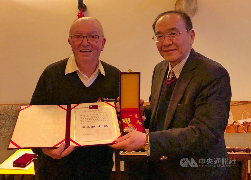 駐慕尼黑代表處處長許聰明(右)10日代表內政部消防署頒發勳章給德國民眾哥特(左),感謝他為台灣訓練救難犬的付出。(駐慕尼黑代表處提供)中央社記者林育立柏林傳真 108年12月11日