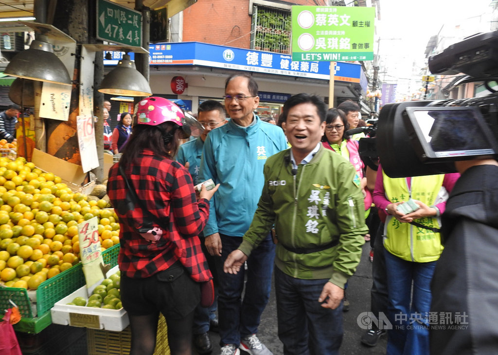 前行政院長游錫堃(前左2)11日陪同民進黨新北市立委參選人吳琪銘(前左3)掃街拜票,向民眾懇託支持,盼吳琪銘能連任成功。中央社記者王鴻國攝 108年12月11日