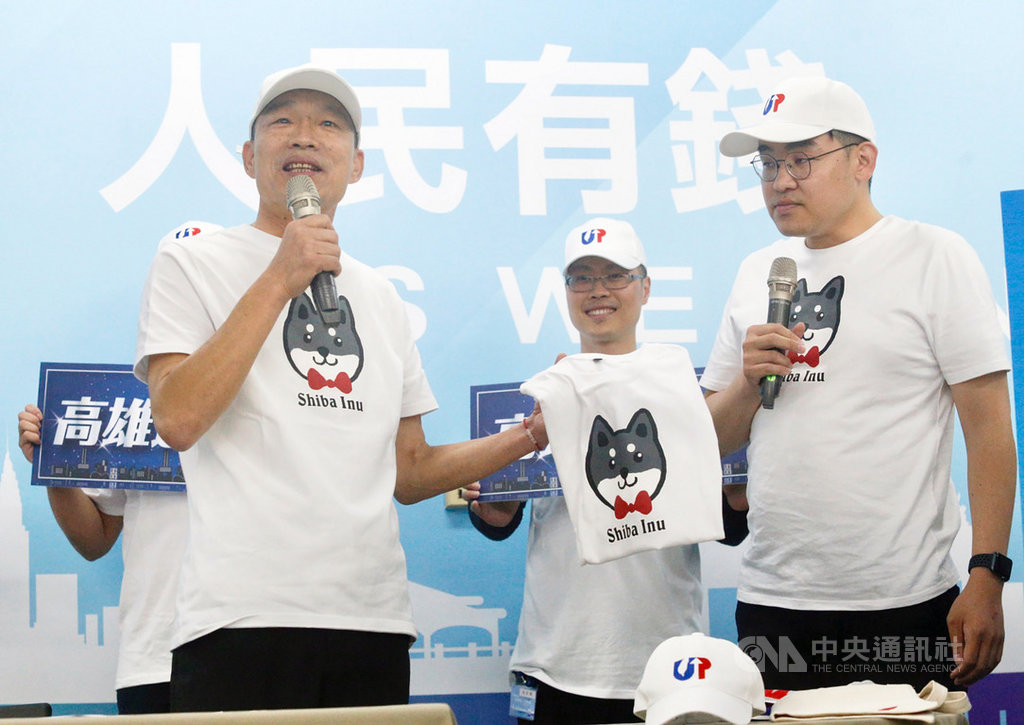 「1221南方崛起、高雄光榮週年慶大遊行」記者會11日下午在國民黨總統參選人韓國瑜(左)高雄全國競選總部舉行,韓國瑜出席並介紹遊行現場將販賣的各式募款小物。中央社記者董俊志攝 108年12月11日