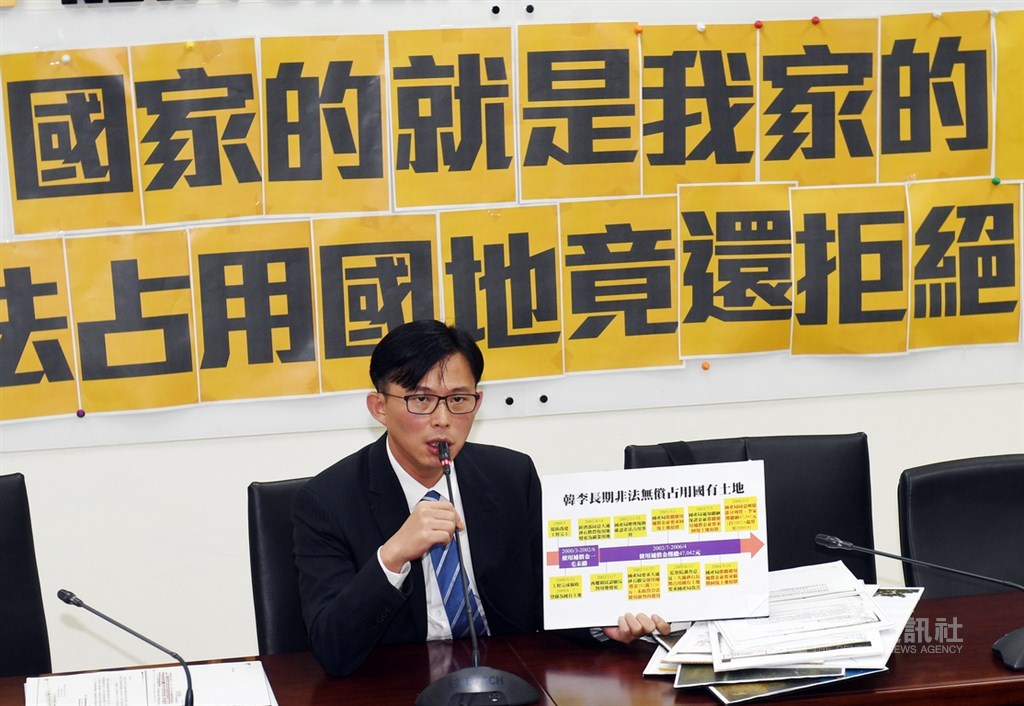 時代力量立委黃國昌(圖)11日在黨團舉行記者會,指國民黨總統參選人韓國瑜岳家李家,非法占用國有地又積欠補償金,「完全就是,國家的就是我家的概念」。中央社記者施宗暉攝 108年12月11日