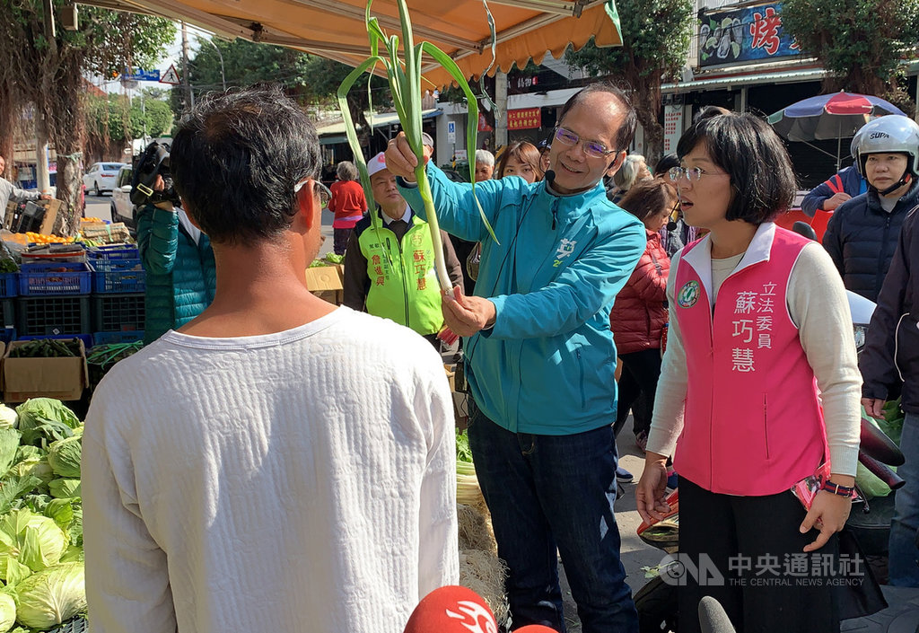 前行政院長游錫堃(前右2)11日陪同尋求連任的民進黨新北市第5選區立委參選人蘇巧慧(前右)至鶯歌建國市場拜票。中央社記者葉臻攝 108年12月11日