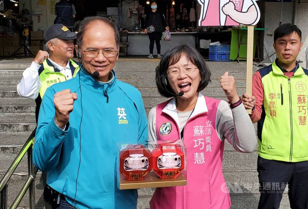 前行政院長游錫堃(前左)11日致贈「必勝達摩」給尋求連任的民進黨新北市第5選區立委參選人蘇巧慧(前右),祝蘇巧慧高票當選。中央社記者葉臻攝 108年12月11日