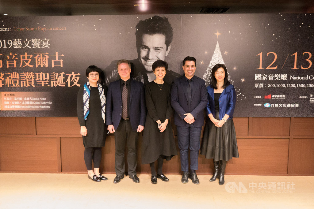 國際知名男高音皮爾古(Saimir Pirgu)(右2)將與NSO國家交響樂團合作,13日在國家音樂廳舉行耶誕音樂會,皮爾古11日出席抵台記者會,分享他赴義大利學習聲樂的心路歷程。中央社記者洪健倫攝 108年12月11日