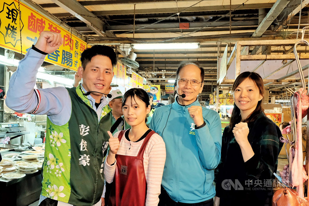 前行政院長游錫堃(右2)11日赴桃園為民進黨籍立委參選人彭俊豪(左)輔選造勢,兩人一同到市場掃街拜票,受到民眾、攤商歡迎。中央社記吳睿騏桃園攝 108年12月11日