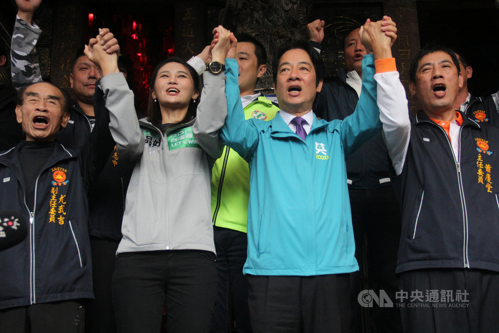 民進黨副總統參選人賴清德(前排右2)11日陪同民進黨立委參選人賴品妤(前排左2)至新北市萬里區昭靈宮參拜,結束後一同振臂呼口號,全力拉抬選情。中央社記者王朝鈺攝 108年12月11日