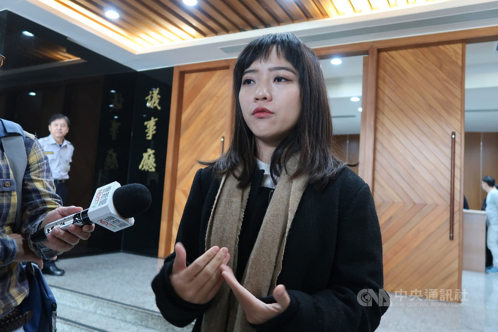 國民黨高雄市議員邱于軒於10日議會提案審查時以臨時動議方式抽出並審查高雄流行音樂中心預算案,她主張全數刪除並通過。時代力量市議員黃捷(圖)11日表示,邱于軒扼殺音樂產業發展的軟實力,是打擊音樂發展的元凶。中央社記者王淑芬攝 108年12月11日