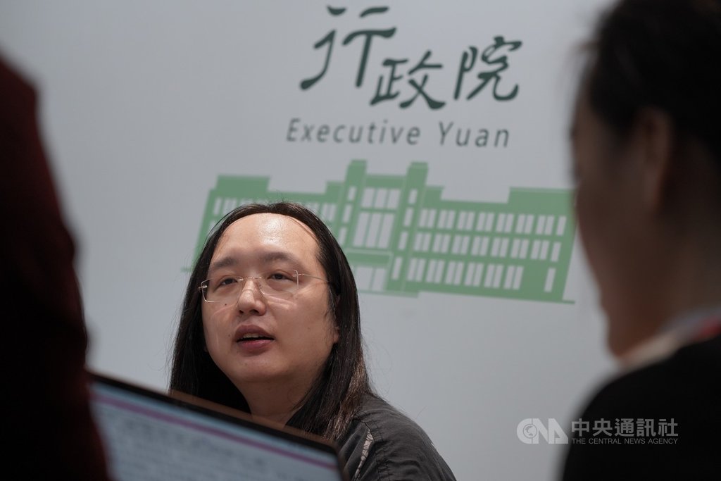 行政院政務委員唐鳳(中)11日受訪表示,對於假訊息澄清的速度若不夠快,確實可能造成憾事發生,但現在台灣事實查核中心運作對事實查核已經非常快了。中央社記者徐肇昌攝 108年12月11日