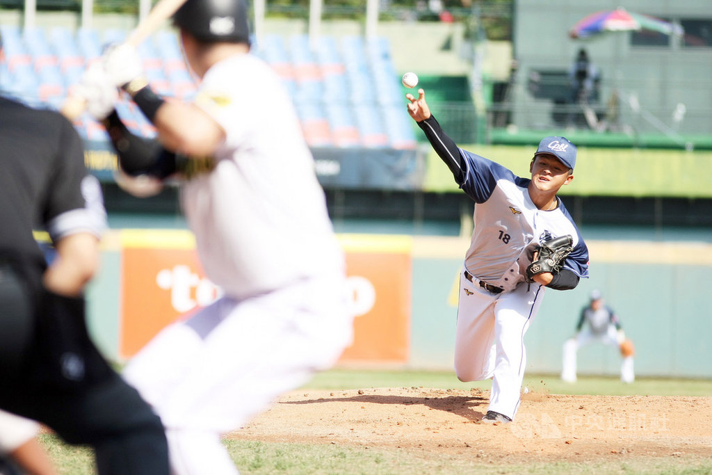 亞洲冬季棒球聯盟中職聯隊11日以3比8不敵韓職聯隊,吞下3連敗,先發投手江國謙(右)吞敗投,不過中職聯隊目前還是位居第4名,與味全龍都能晉級4強。(中華職棒提供)中央社記者楊啟芳傳真 108年12月11日