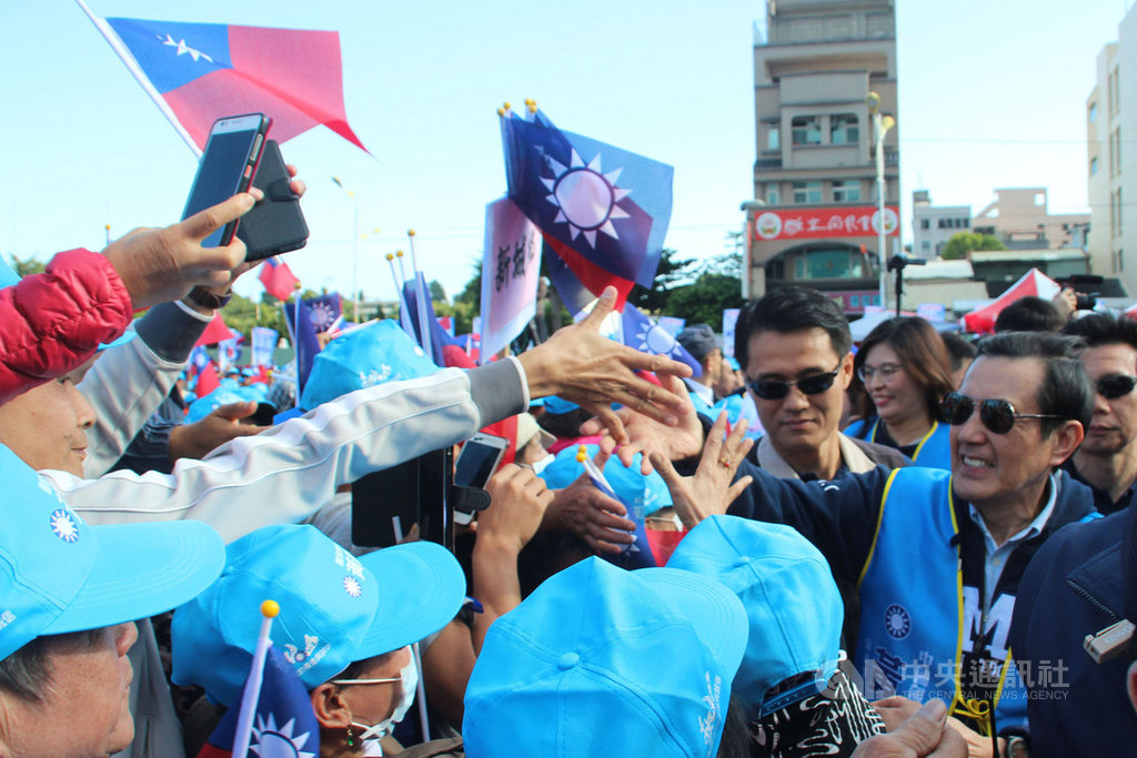 國民黨總統參選人韓國瑜、花蓮立委參選人黃啟嘉聯合競選總部成立大會11日下午舉行,因韓國瑜另有行程,由前總統馬英九(前右)代表出席,馬英九與現場熱情支持者握手致意。中央社記者張祈攝 108年12月11日