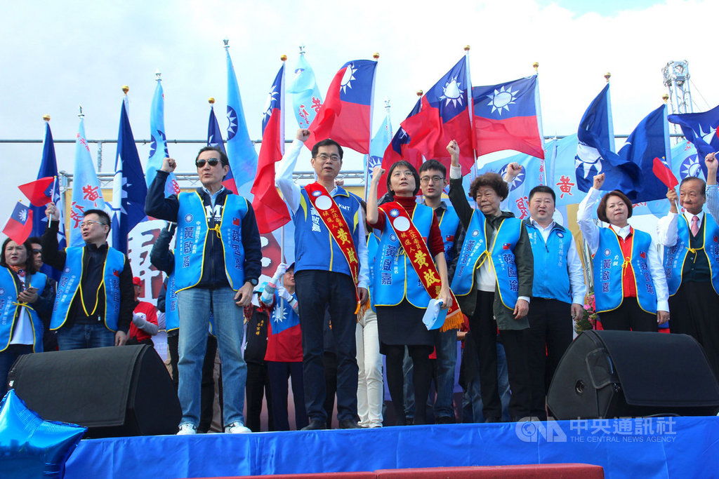 國民黨總統參選人韓國瑜、花蓮立委參選人黃啟嘉(前排左2)聯合競選總部成立大會11日下午舉行,前總統馬英九(前排左1)帶隊到花蓮站台助陣,現場聚集大批支持者,氣氛熱烈。中央社記者張祈攝 108年12月11日