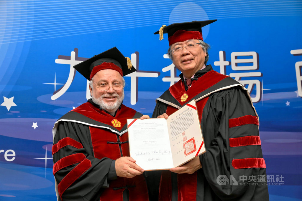 輔仁大學11日授予義大利上智大學校長皮耶羅.高達蒙席(Msgr.Piero Coda)(左)名譽哲學博士學位,以表彰他個人的努力與成就。右為輔大校長江漢聲。(輔大提供)中央社記者王鴻國傳真 108年12月11日