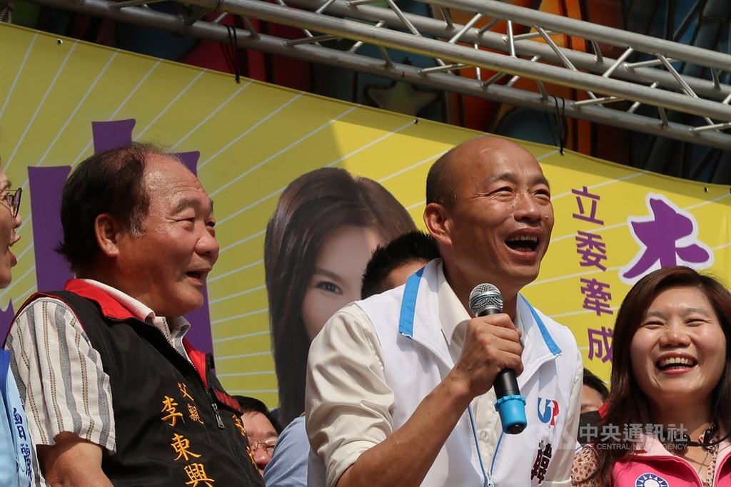 韓國瑜接受節目專訪表示,心中沒有任何覺得對不起高雄市民,韓市府這一年做的事情真的非常多。圖為韓國瑜(中)為高雄立委參選人站台,中央社記者王淑芬攝 108年12月1日