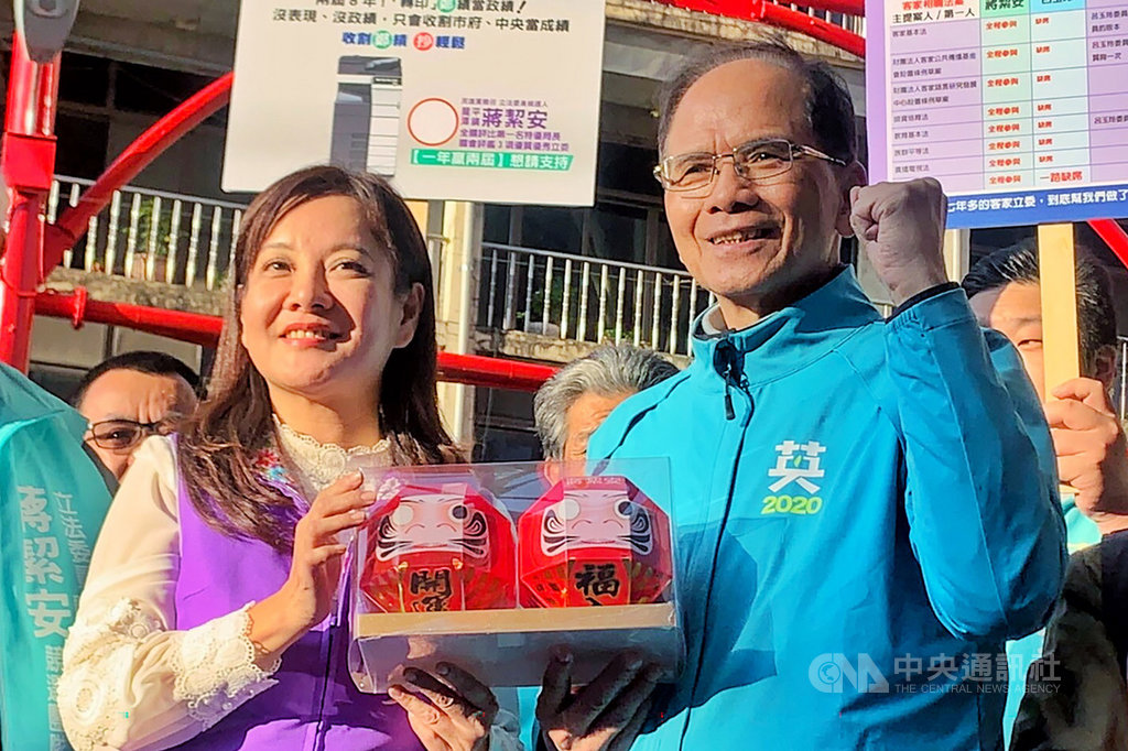 2020總統副總統及立委選舉倒數計時,前行政院長游錫堃(前右)11日赴桃園地區輔選時表示,桃園曾發生中壢事件,是民主聖地,盼民眾支持總統蔡英文,力挺民進黨國會過半。中央社記者吳睿騏桃園攝 108年12月11日