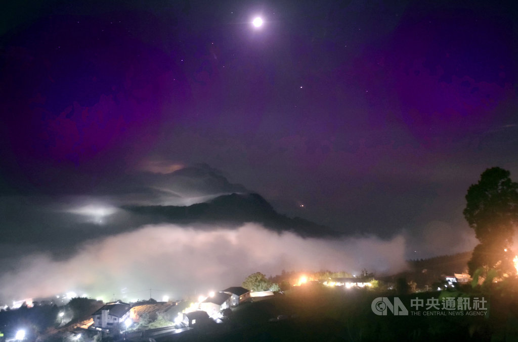 阿里山秋冬季節限定美景「七彩琉璃光」,就在頂石棹步道,位在阿里山公路63.5K處,海拔約1000多公尺,處於嘉義縣阿里山鄉、竹崎鄉與梅山鄉三鄉的交界處。中央社記者蔡智明攝 108年12月11日