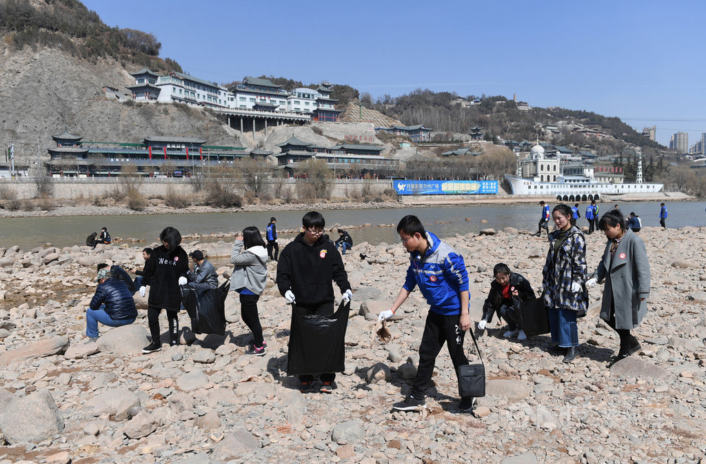 中國第2長河-黃河因水資源過度開發等因素,存在過度開發及汙染問題。圖為2018年3月9日,中國蘭州的志工在黃河邊撿拾垃圾,呼籲保護黃河。(中新社提供)中央社 108年12月11日