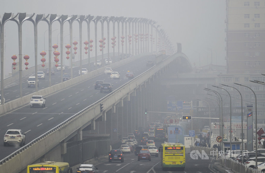 就在霧霾天氣席捲多地,55個城市啟動重污染天氣預警的當下,中國官方10日發布霧霾防護指南,建議學校、辦公室等室內場所配置空氣清淨機。圖為新疆烏魯木齊市1日遭到霧霾壟罩。(中新社提供)中央社 108年12月11日