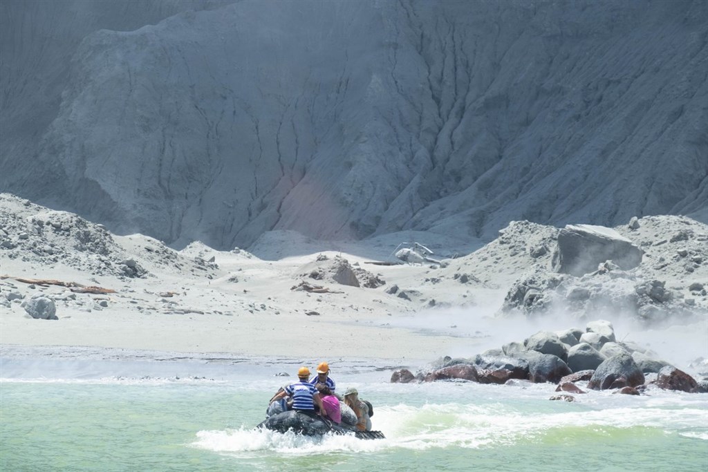 紐西蘭熱門觀光景點白島9日火山爆發,搜救工作仍在進行中。(圖取自twitter.com/sch)