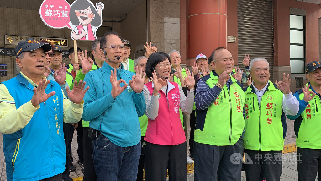 前行政院長游錫堃(前排左2)11日陪同尋求連任的民進黨新北市第5選區立委參選人蘇巧慧(前排左3)掃街拜票,比出手勢,呼籲總統票投3號「英德配」。中央社記者葉臻攝 108年12月11日
