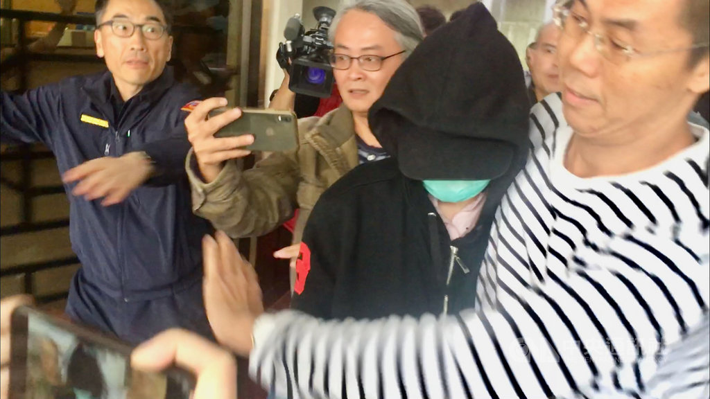 國民黨立委陳宜民涉推女警,案經警方以涉犯妨害公務罪嫌函送偵辦,台北地檢署11日上午傳訊陳姓女警(黑衣者)作證,陳女離去時不發一語。中央社記者蕭博文攝 108年12月11日