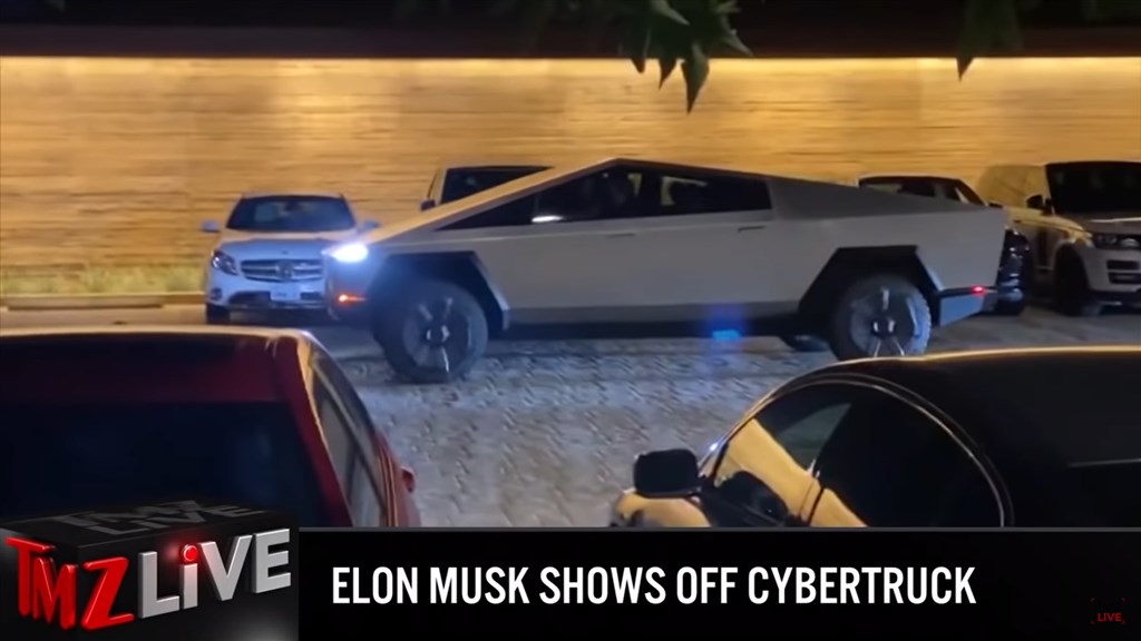 特斯拉執行長馬斯克日前發表電動皮卡車Cybertruck之後,被拍到開著這台車上高級餐廳,引發話題。(圖取自TMZLive Youtube網頁youtube.com)