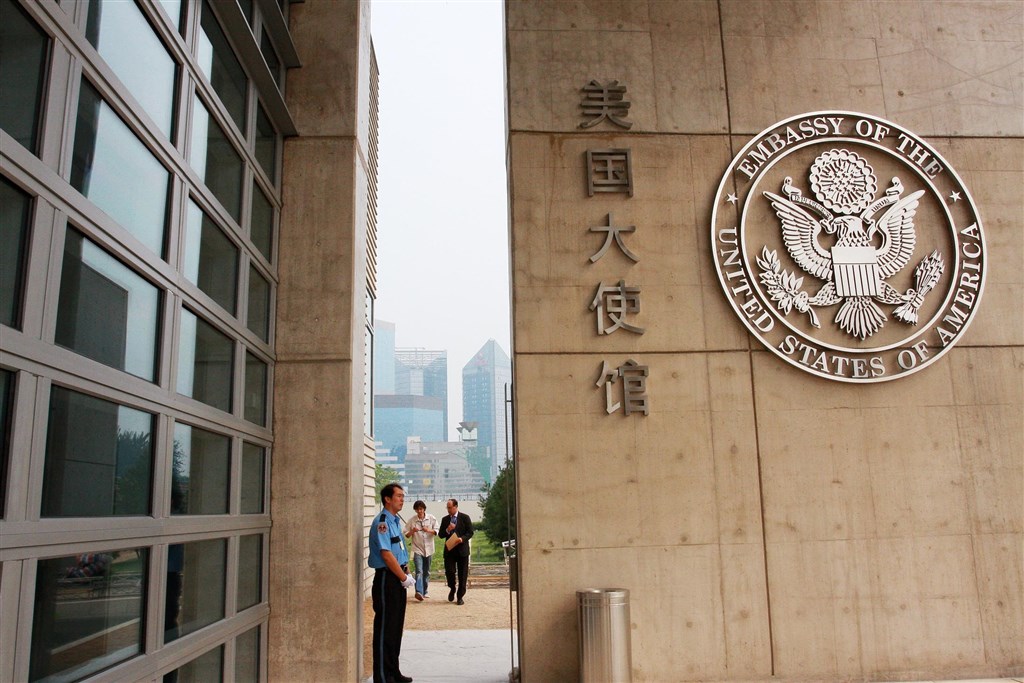 據維權網報導,20多名中國維權人士9日晚間欲前往美國駐中大使館參加國際人權日聯誼活動時,在附近被北京市警察抓走。(檔案照片/中新社提供)