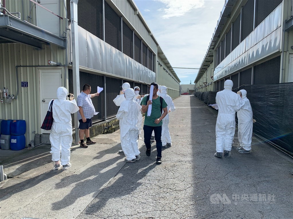 屏東縣議員周碧雲經營枋寮鄉樂樂等5間養雞場,屏東縣政府11日以違反畜牧法,發文廢止登記及註銷畜牧場登記證。(中央社檔案照片)