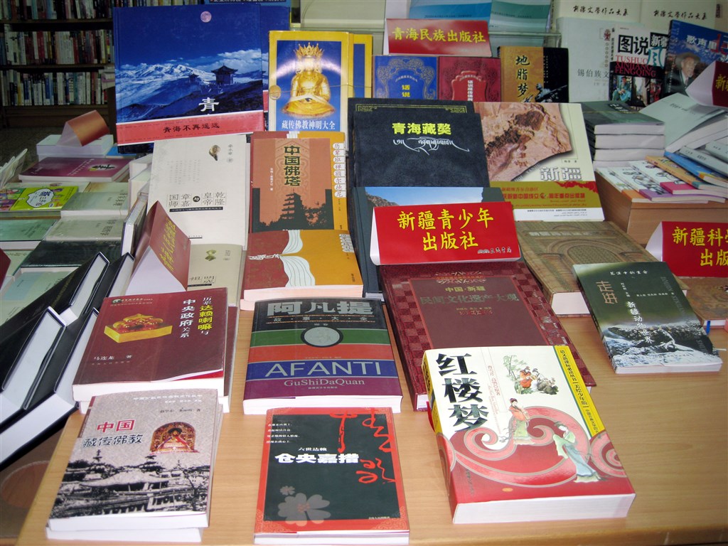 多年來,中國一直有呼聲倡議繁體字識讀,但中國教育部近日回應,自古以來漢字由繁趨簡的發展演變趨勢十分顯著,近6成中國民眾看繁體字並無困難。圖為一批簡體字書籍。(中央社檔案照片)