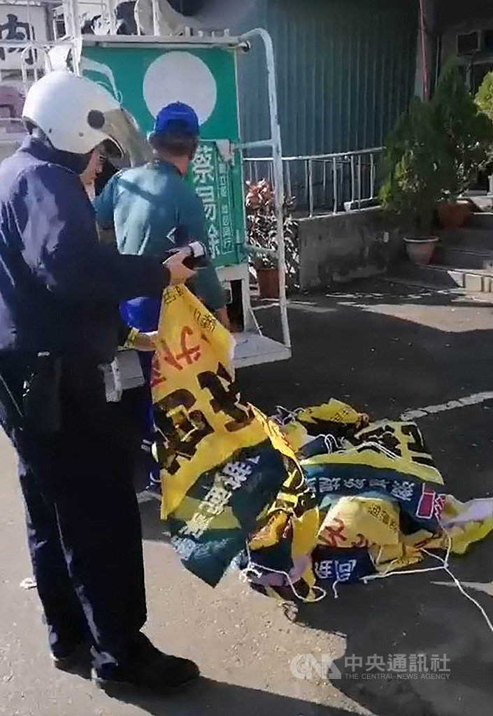 一名黃姓司機10日開著民進黨嘉義縣第1選區(海線)立委參選人蔡易餘的宣傳車,在水上鄉等地拆除台灣媽媽盟等團體所掛布條,經民眾舉報後,被警方帶回偵訊,並以竊盜罪嫌移送。(民眾提供)中央社記者蔡智明傳真 108年12月11日