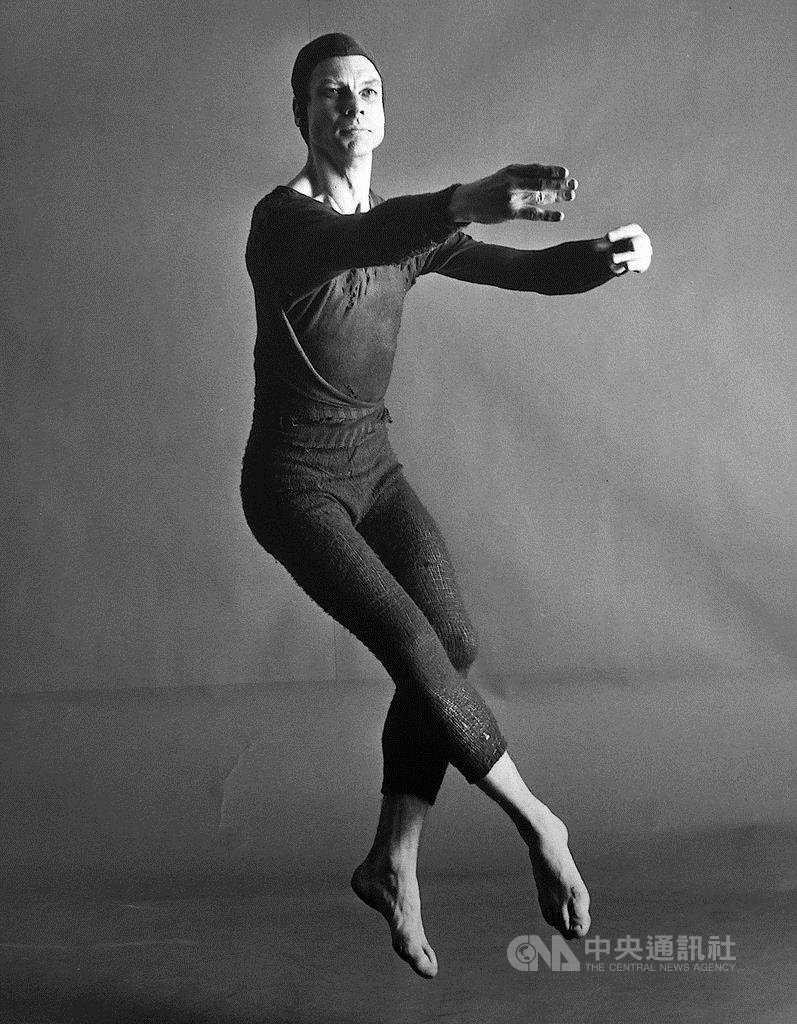 今年是現代舞大師摩斯康寧漢(Merce Cunningham)(圖)百歲冥誕。康寧漢是美國重要的現代舞先驅,「雲門舞集」創辦人林懷民,也曾在康寧漢的舞蹈學校習舞。紀錄片「CUNNINGHAM 機遇之舞」中,收錄多段康寧漢未曾公開的珍貴影像。(天馬行空提供)中央社記者洪健倫傳真 108年12月11日