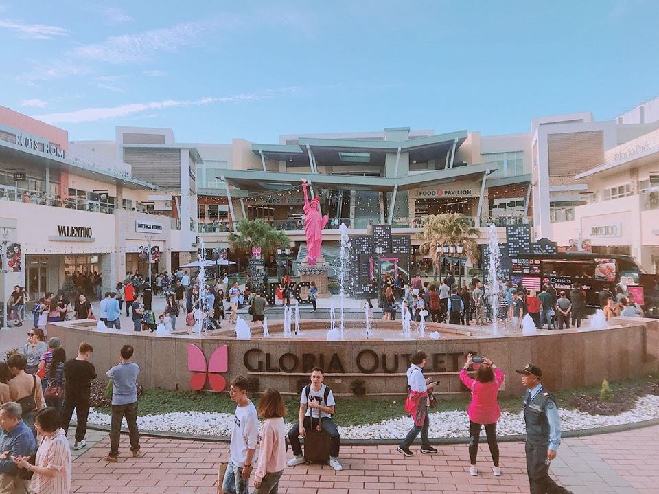 桃園有業者打造富有歐美浪漫耶誕氣氛的耶誕村。(圖取自facebook.com/GLORIA.OUTLETS)