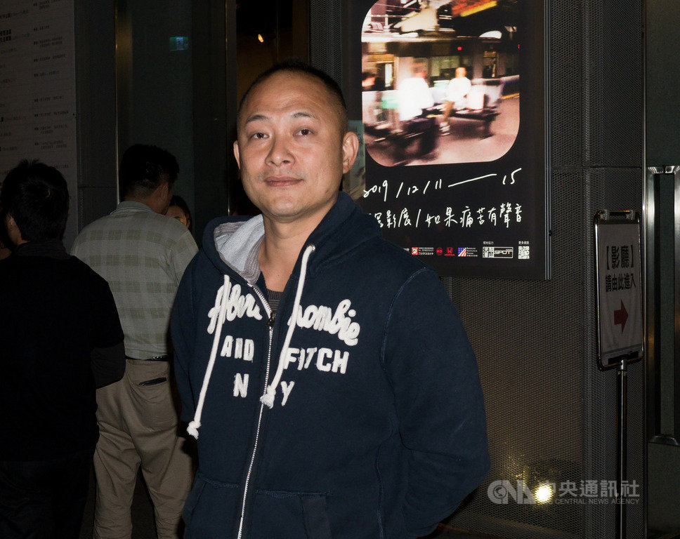 2019平冤影展11日登場,晚間特別試映會選映「后豐大橋案紀錄片」,全案目前已重啟審判,當事人洪世緯應邀出席放映活動,他說,這個影展及今晚影片對他的意義,「就是『清白』,如此簡單」。中央社記者洪健倫攝 108年12月11日
