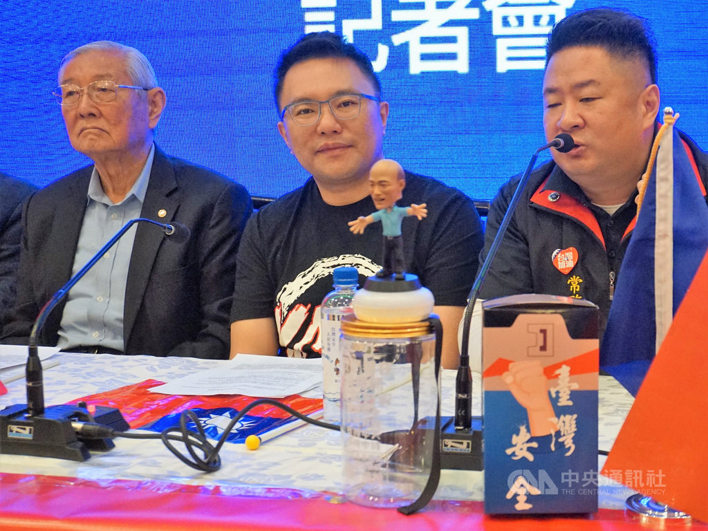 國民黨籍台北市議員張斯綱(中)11日在洛杉磯出席記者會,將與國民黨總統參選人韓國瑜妻子李佳芬會合,15日在洛杉磯為韓國瑜造勢。中央社記者林宏翰洛杉磯攝 108年12月12日