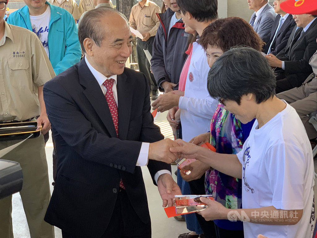 前立法院長王金平(左)12日出席母校台南一中98週年校慶時受訪表示,對黨一定盡力幫忙,但「黨和人要分開」,他應該沒有機會幫國民黨總統參選人韓國瑜站台。中央社記者張榮祥台南攝 108年12月12日