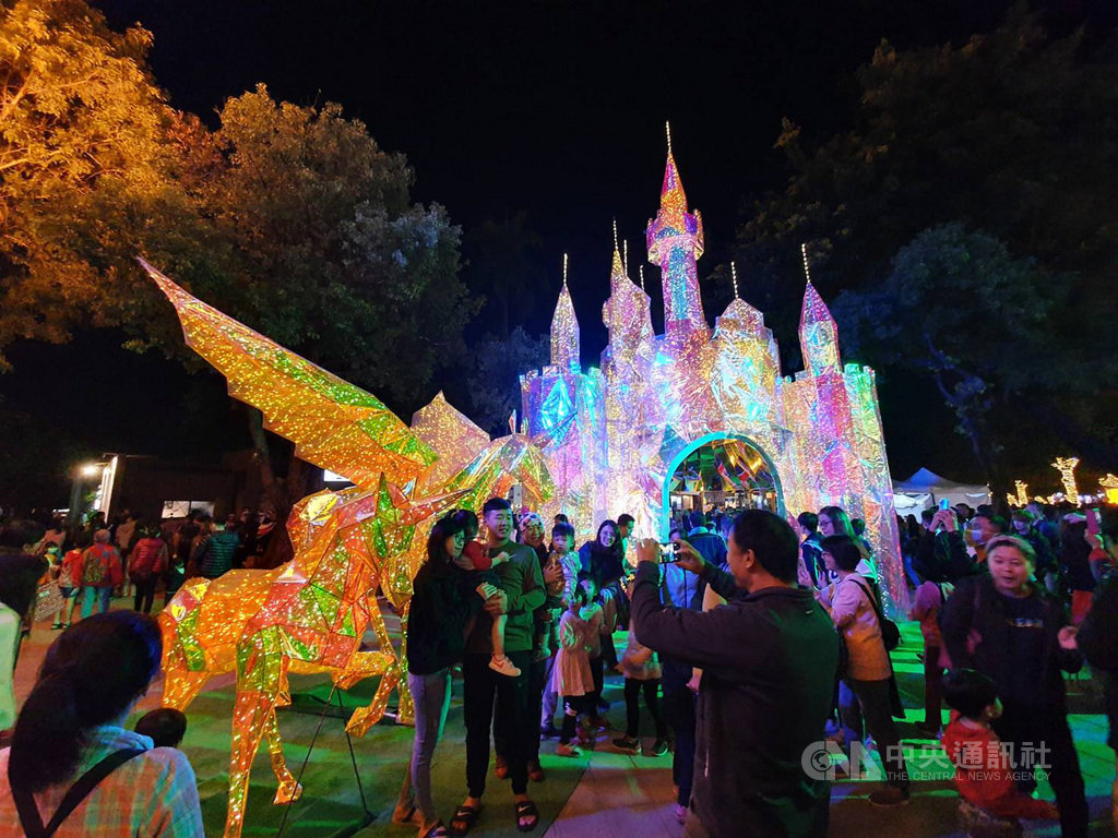 屏東公園耶誕燈飾「金色奇幻童話世界」,被新加坡媒體列為耶誕、跨年最佳打卡地點。中央社記者郭芷瑄攝 108年12月12日