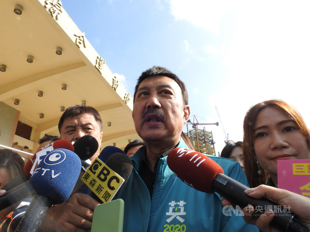 新北市三重立委參選人余天(前中)12日舉辦全台青年議員挺余天活動,他受訪表示,在年輕人相挺下,對於自己的選情更有信心;余天也說,女兒余苑綺癌指數從17降到4點多,讓他心情開心,昨晚是他最近幾個月來睡得最好的時候,感謝大家幫忙集氣。中央社記者王鴻國攝 108年12月12日