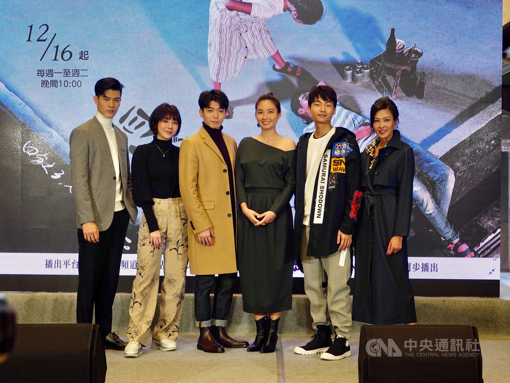 客家電視戲劇「四分之3」12日舉辦首播記者會,藝人特蕾沙(左2)在劇中飾演女主角,她現場以客語演唱由樂團FIR成員阿沁創作的片尾曲「天空之上」。(客家電視台提供)中央社記者陳秉弘傳真 108年12月12日