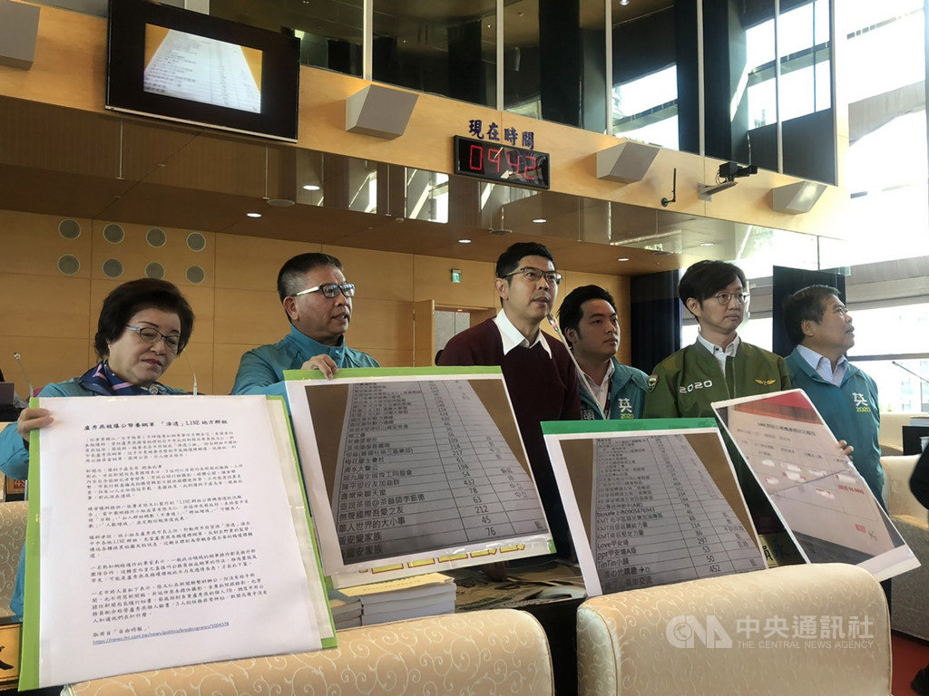 民進黨籍台中市議員邱素貞(左起)、李天生、周永鴻、蔡耀頡、江肇國、何敏誠等人拿出資料,質疑台中市新聞局用公帑組成滲透小組養網軍,在民間各個LINE群組情蒐、輔選。中央社記者趙麗妍攝 108年12月12日