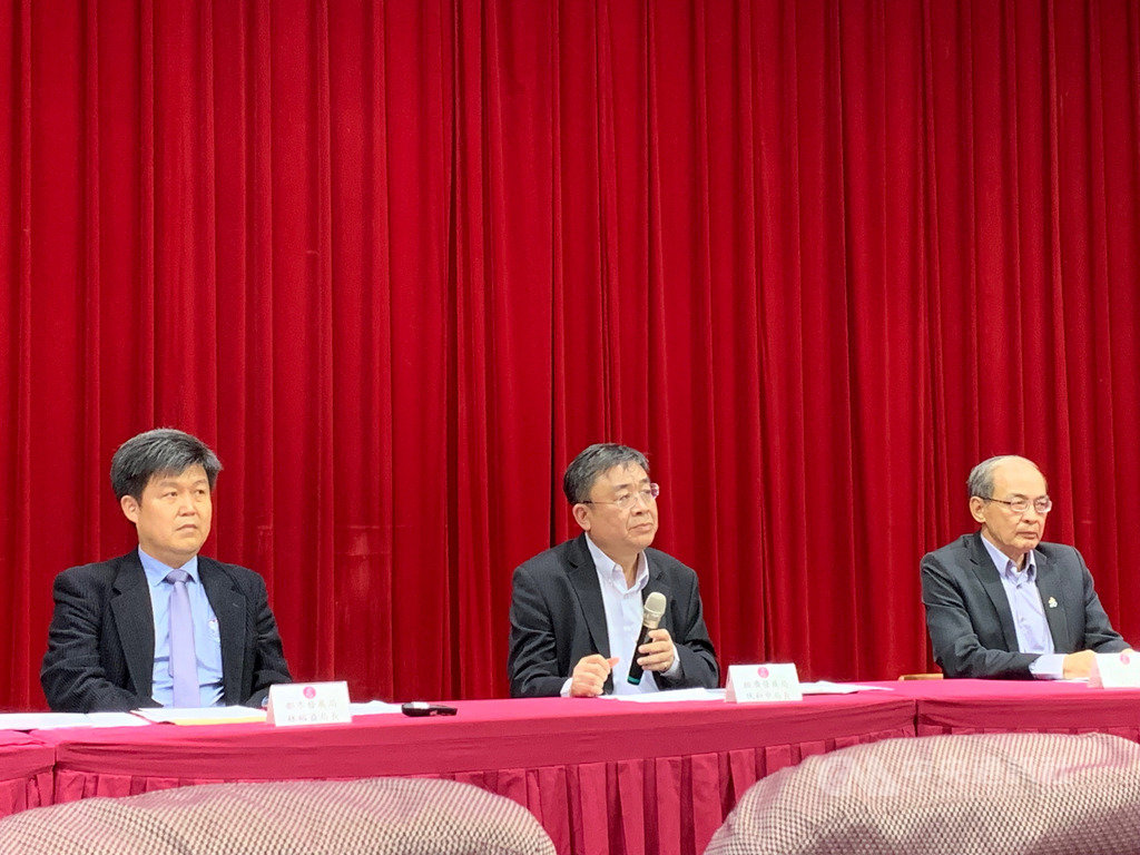 高雄市政府都發局長林裕益(左)、經發局長伏和中(中)等人12日召開記者會表示,愛情摩天輪構想吸引很多國內外投資者,但因交通部至今未同意簽訂三方開發協議書,導致原擬12月招標延誤,籲中央勿政治操作。中央社記者王淑芬攝 108年12月12日