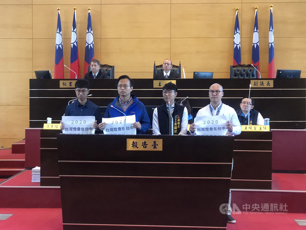 台中市議會12日召開總質詢,民進黨籍市議員批評市府利用公帑組成滲透小組,滲透民間各群組情蒐、輔選甚至翻群等,對此,新聞局長黃國瑋(前右2)表示,絕無此事,都是「惡意栽贓」。中央社記者趙麗妍攝 108年12月12日