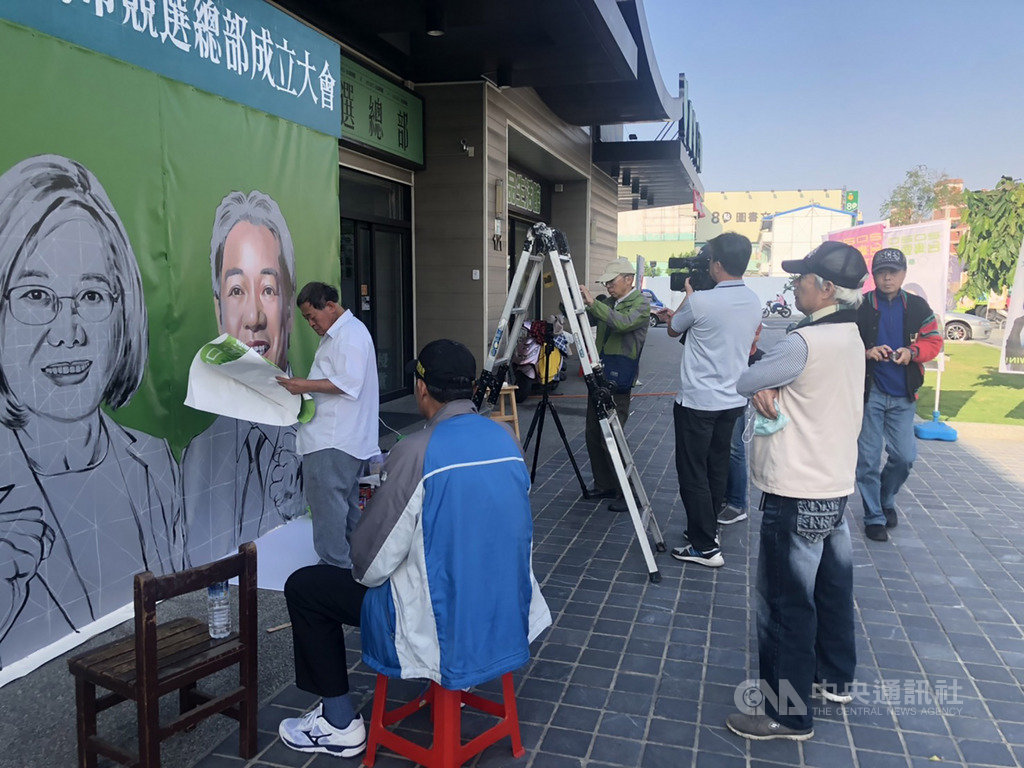 國寶級電影看板手繪大師顏振發(左)力挺「英德配」,免費為總統蔡英文台南市競選總部作畫,吸引許多人旁觀、拍照及錄影,競總人員更是每天記錄顏振發作畫過程。(蔡英文台南市競選總部提供)中央社記者張榮祥台南傳真 108年12月12日