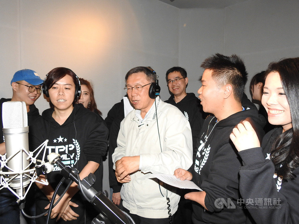 台灣民眾黨主席柯文哲(前右3)12日晚間帶領不分區立委被提名人錄製競選歌曲,雖然只有唱最開始幾句,柯文哲就頻頻NG重來,他笑說,改成卡拉OK會比較好唱。中央社記者王鴻國攝 108年12月12日